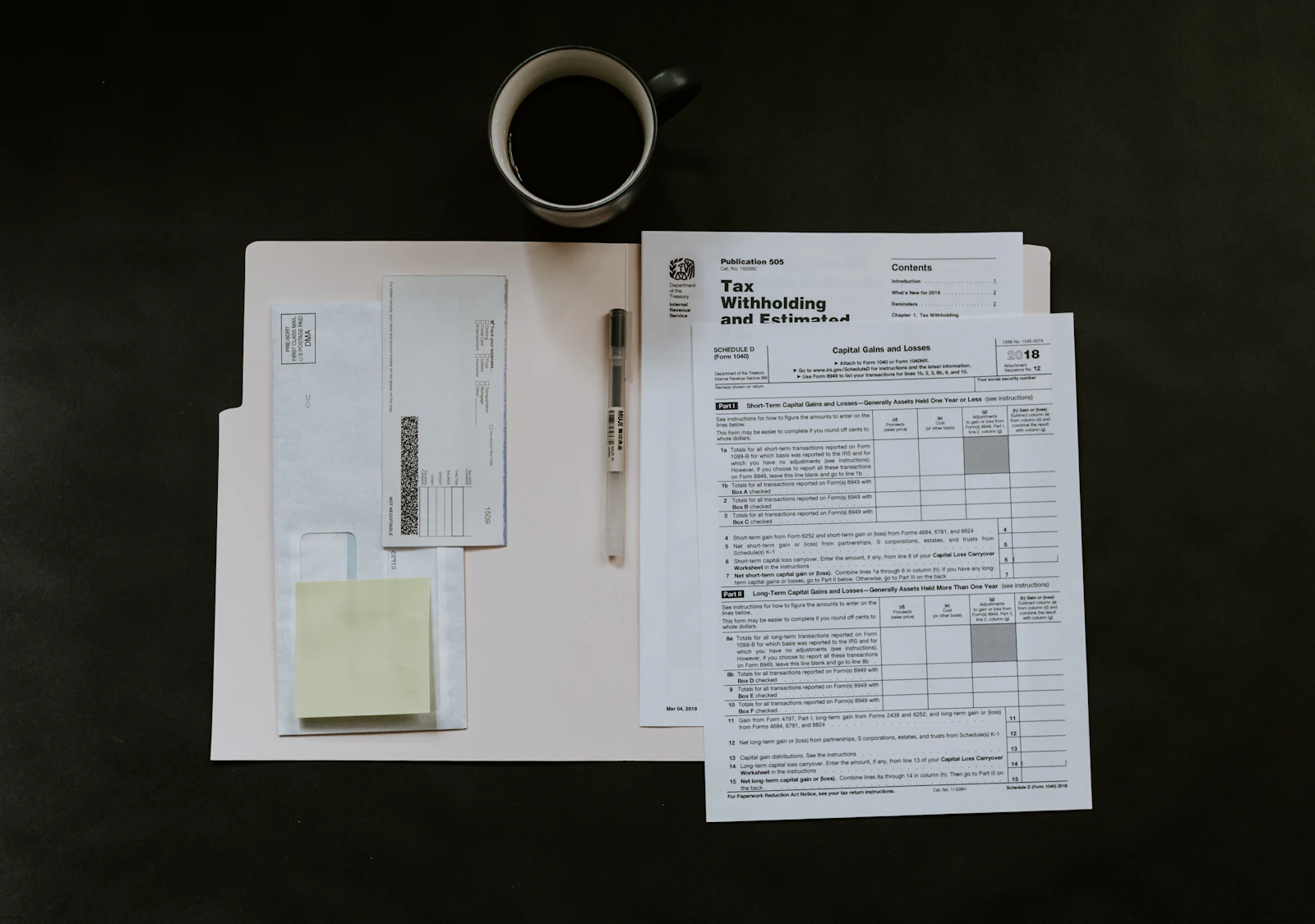 Formulaires de demande d'aides et stylo sur un bureau