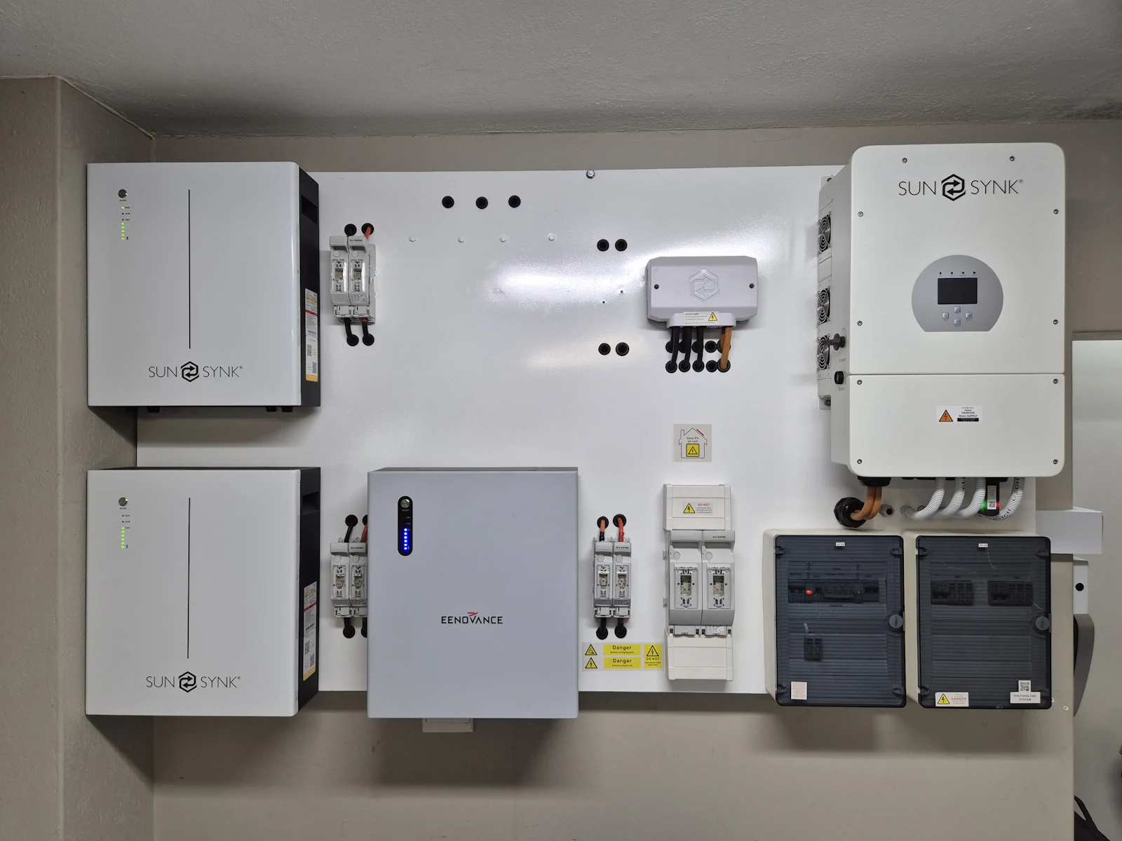 Batterie domestique et onduleur solaires fixés au mur