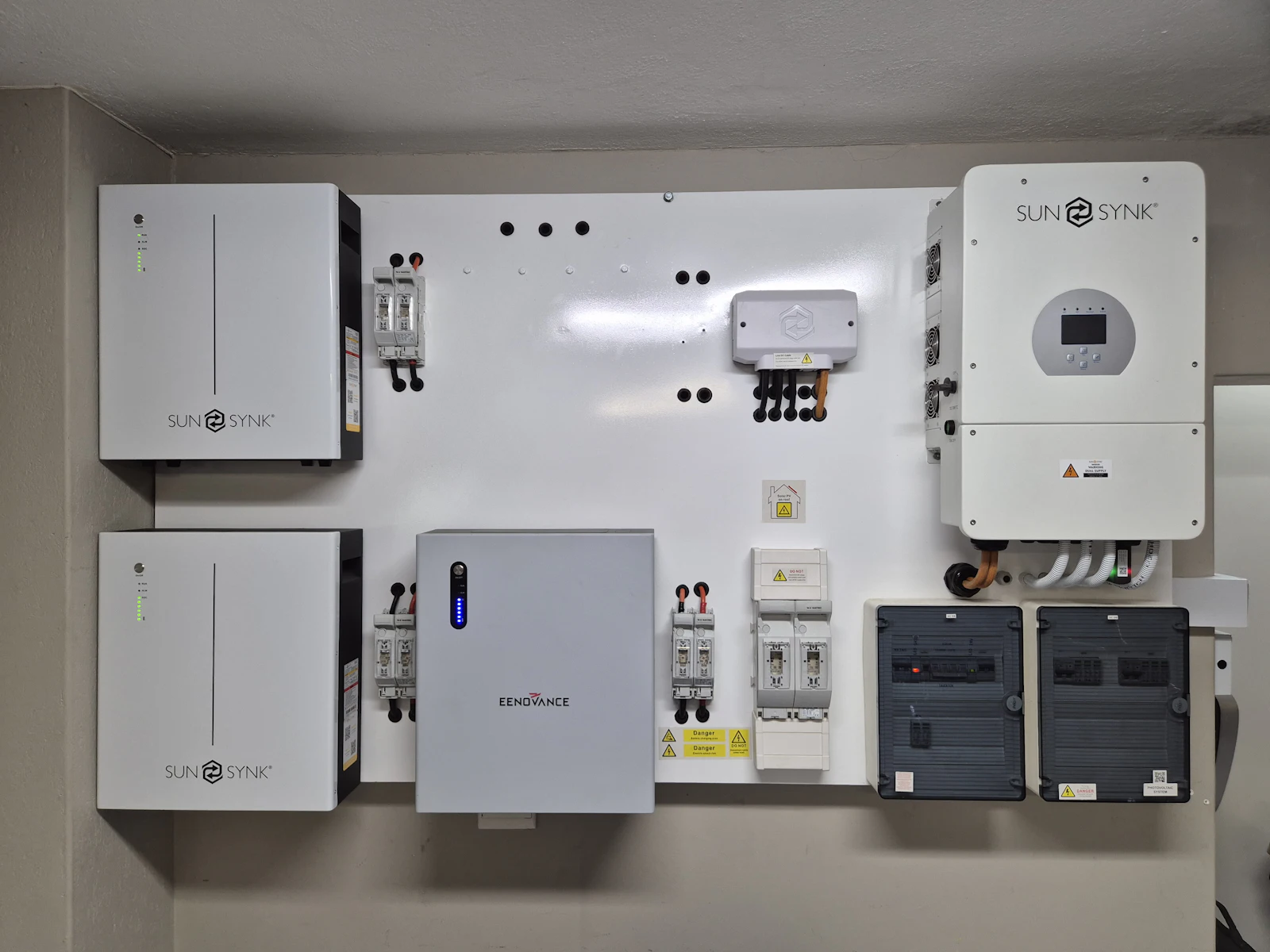 Batterie et onduleur solaires installés au mur