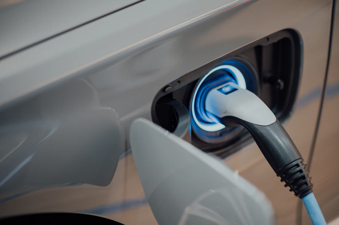 Véhicule électrique en charge