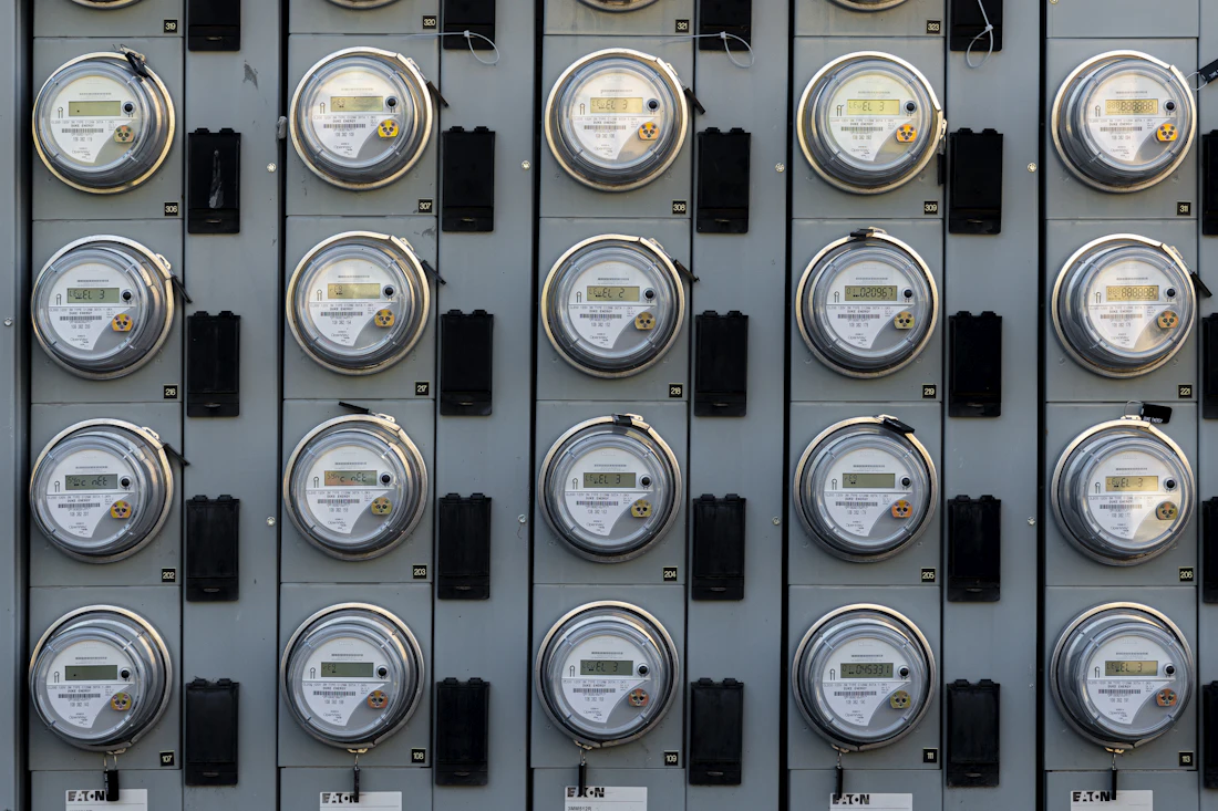 Rangée de compteurs électriques