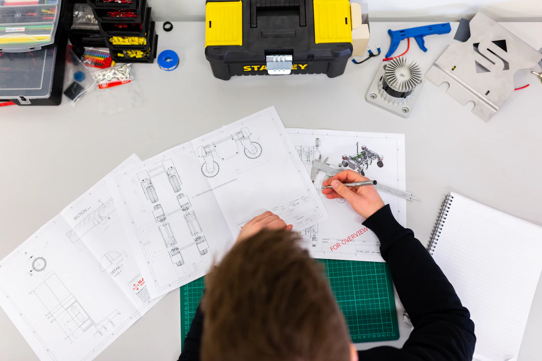 Plans et documents d'étude de projet étalés sur une table