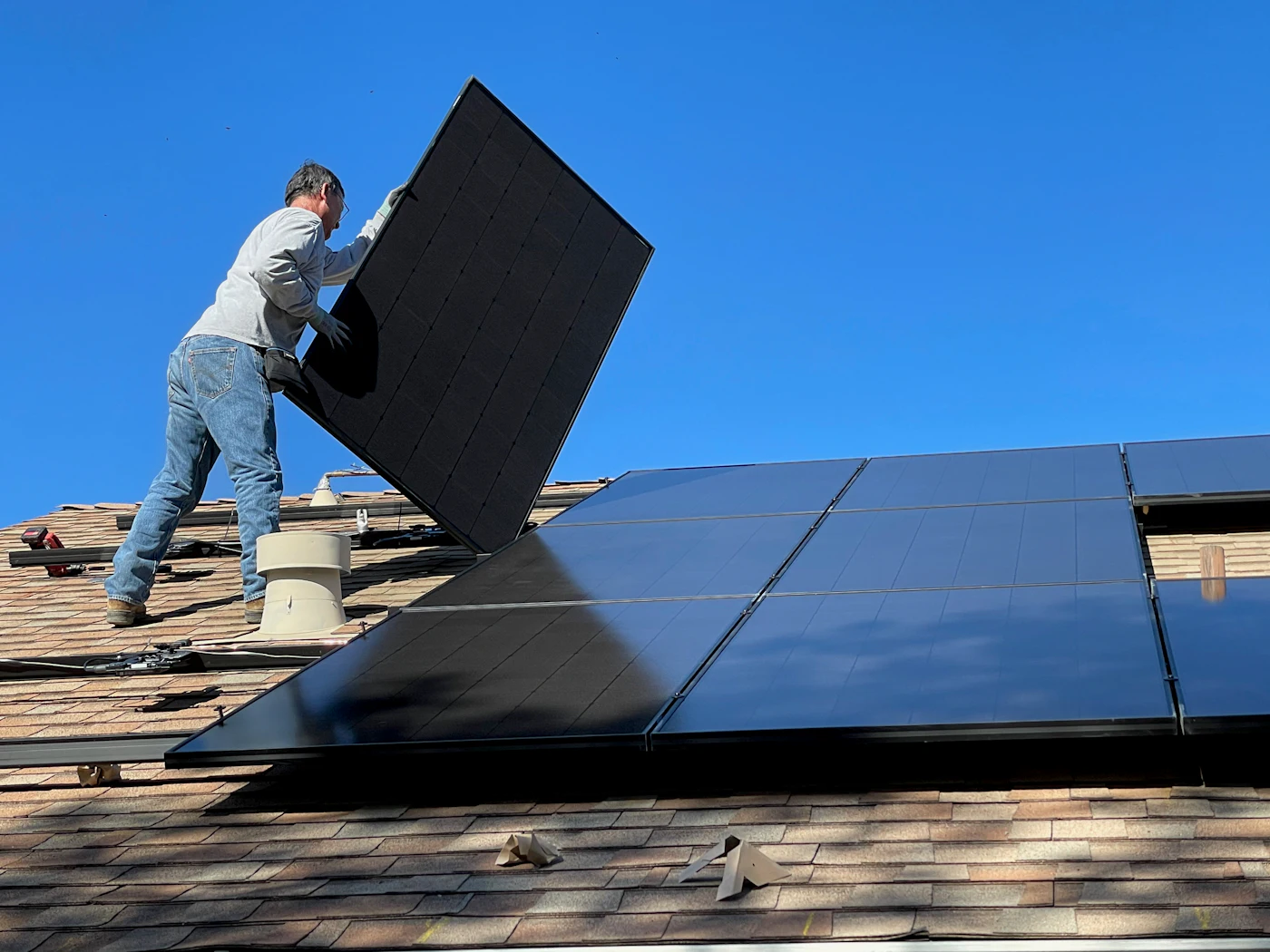 Technicien posant un panneau solaire sur un toit