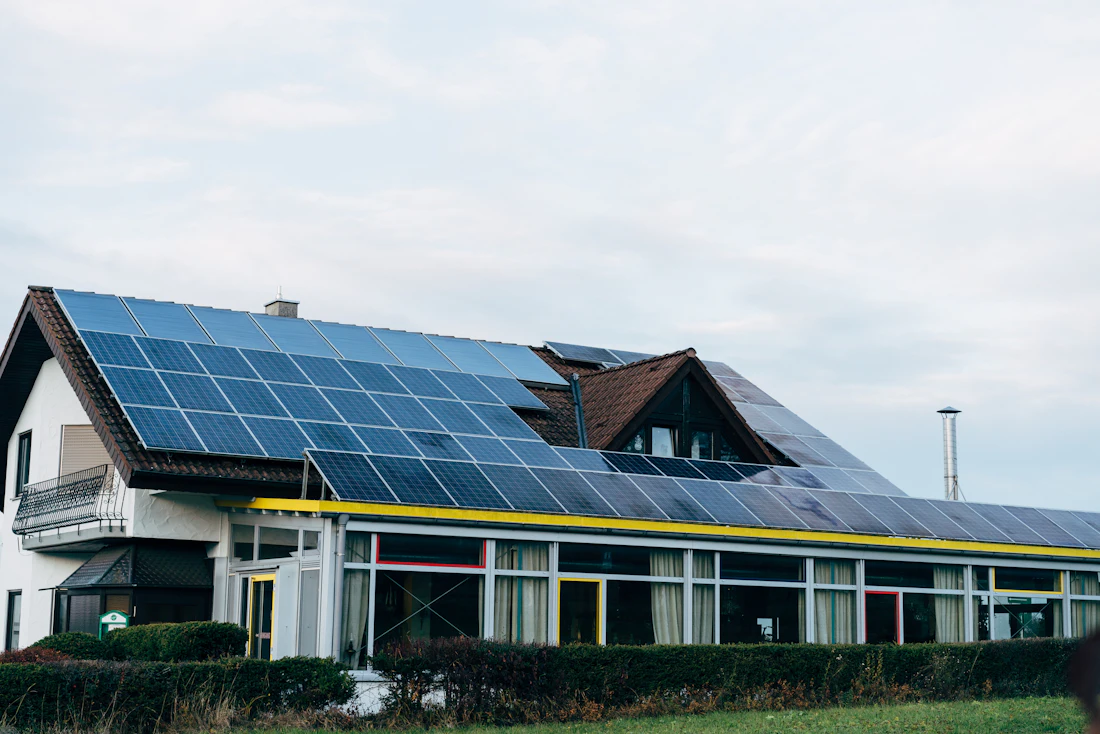 Maison équipée de panneaux solaires sur le toit