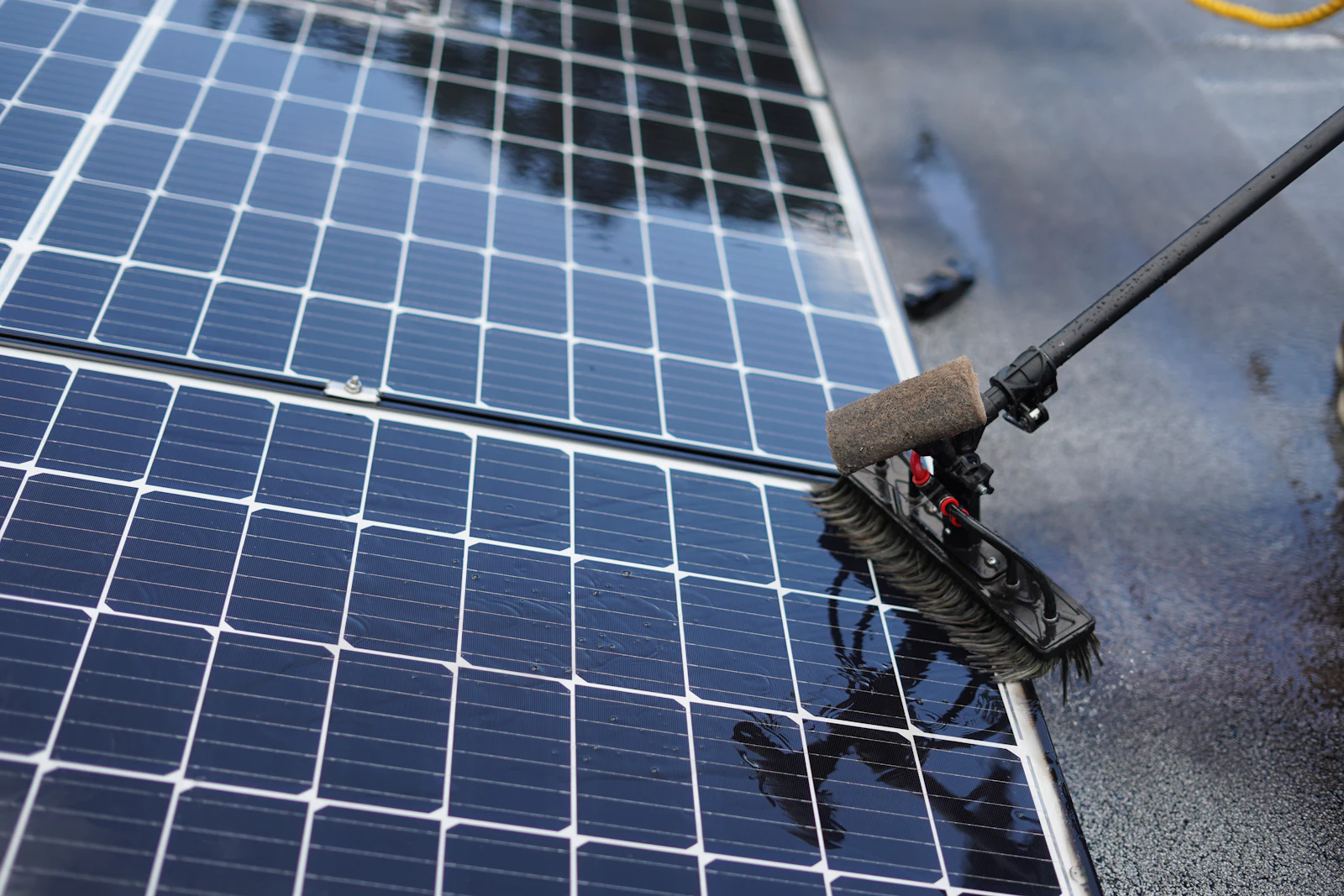 Nettoyage de panneaux solaires à la brosse