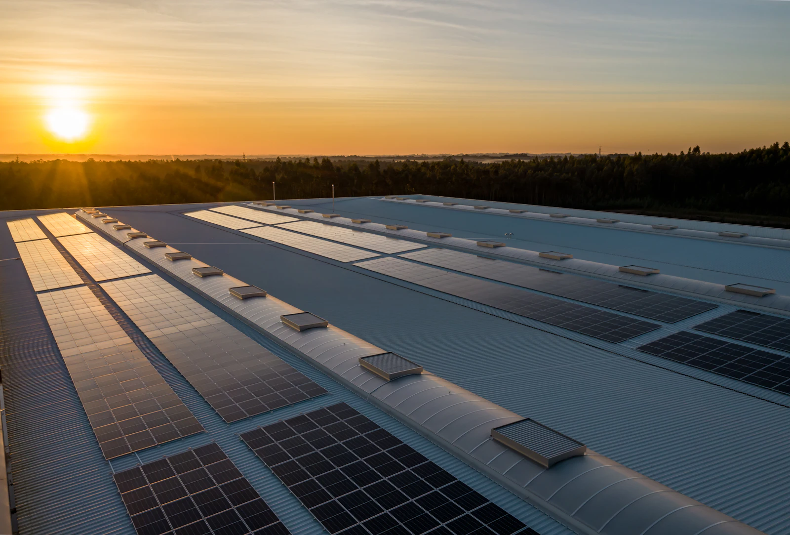 Panneaux solaires sur un toit au coucher du soleil